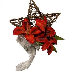 Red Floral Grapevine Star Wreath